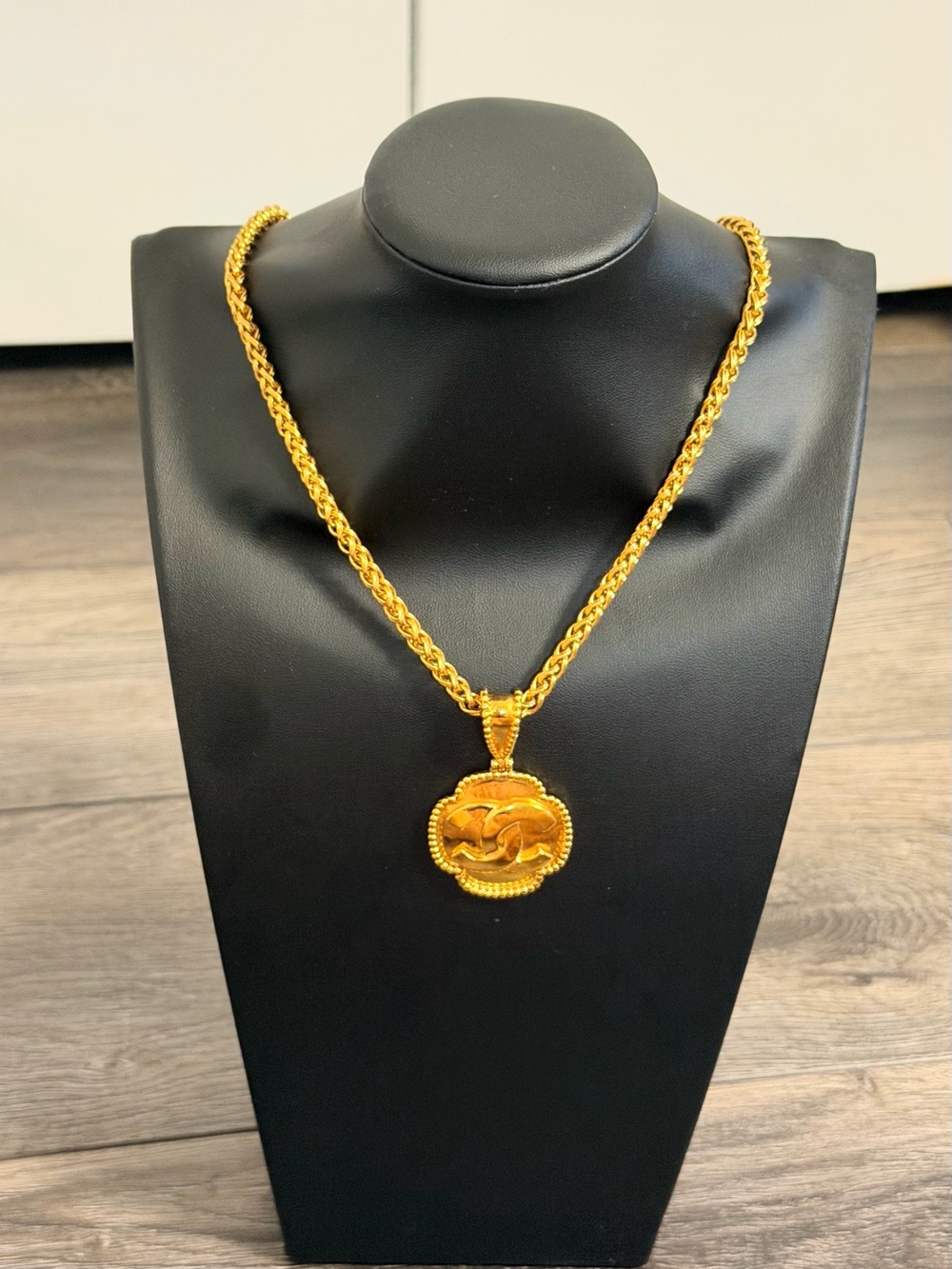 CHANEL Vintage Gold CC Clover Pendant Chain Pendant Necklace, 1996 - Picture 8 of 9